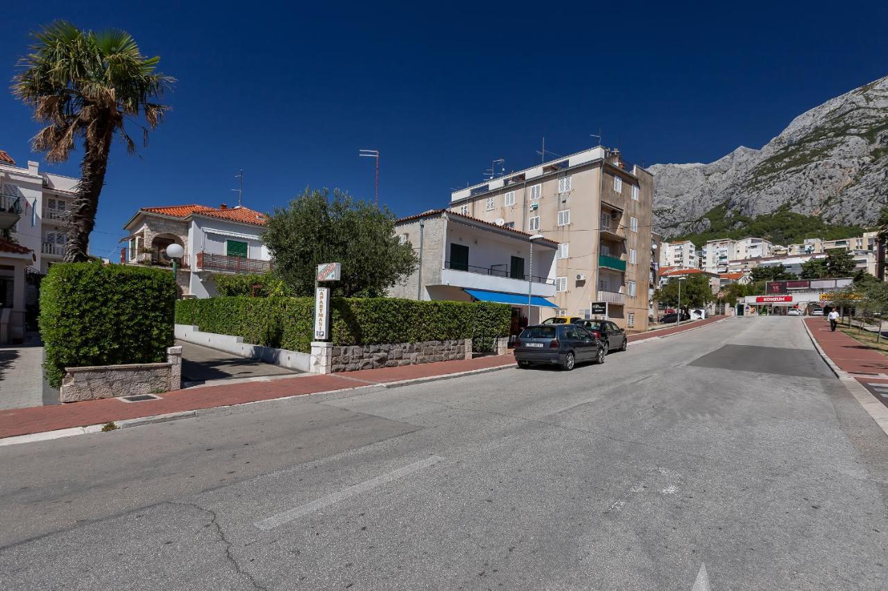 Apartments Carmen Макарска Экстерьер фото
