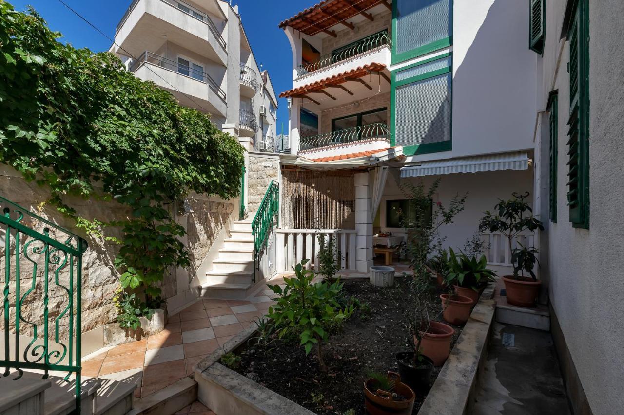 Apartments Carmen Макарска Экстерьер фото