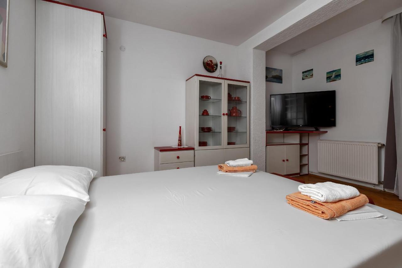 Apartments Carmen Макарска Экстерьер фото