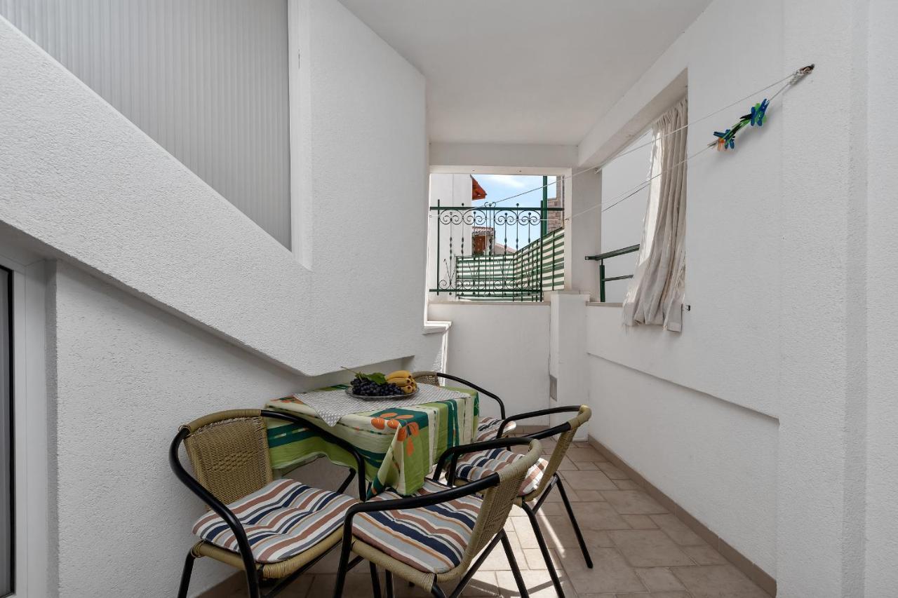 Apartments Carmen Макарска Экстерьер фото