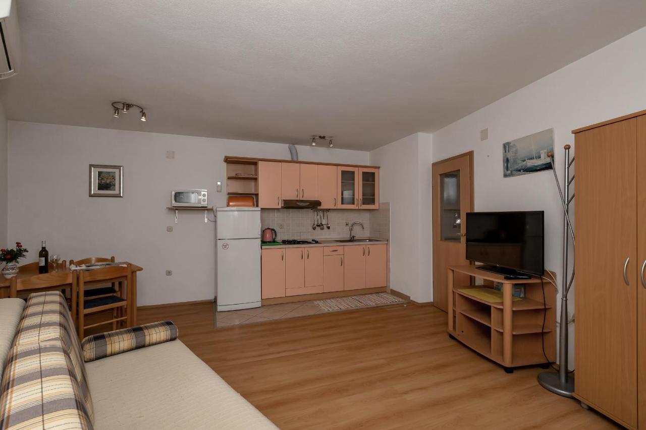Apartments Carmen Макарска Экстерьер фото